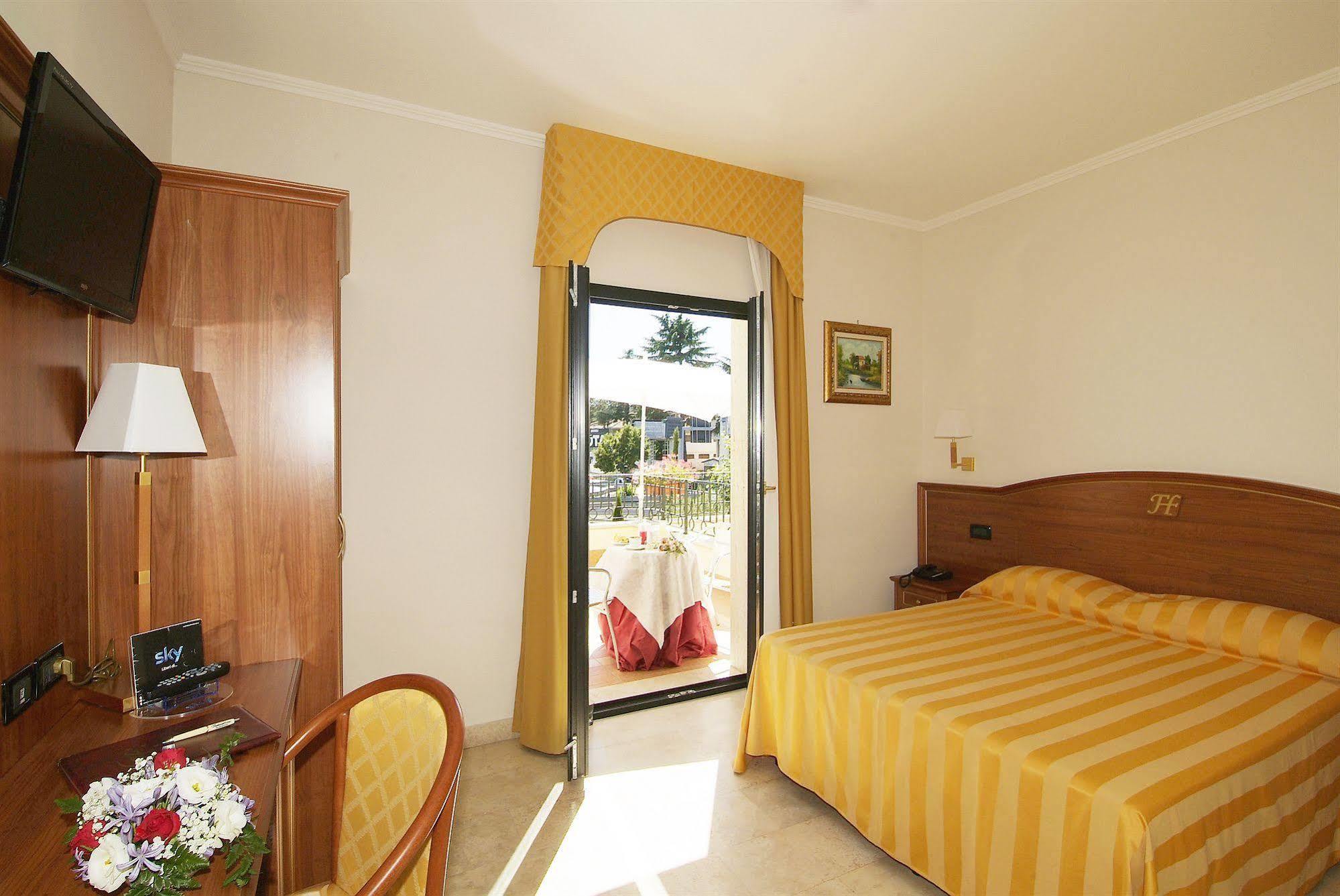 Fashion Hotel Valmontone Exterior photo