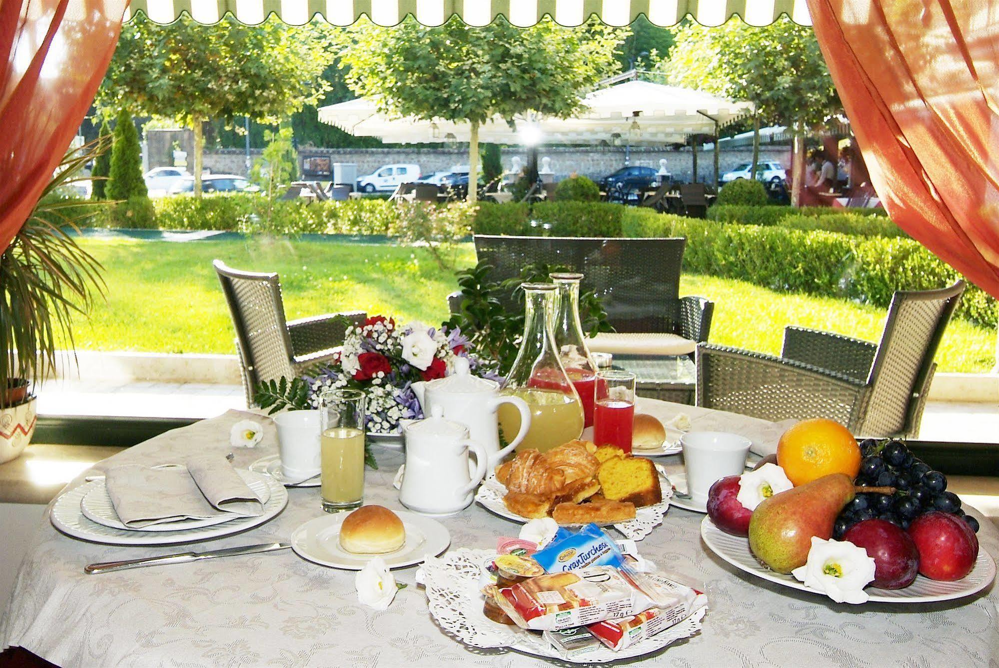 Fashion Hotel Valmontone Exterior photo