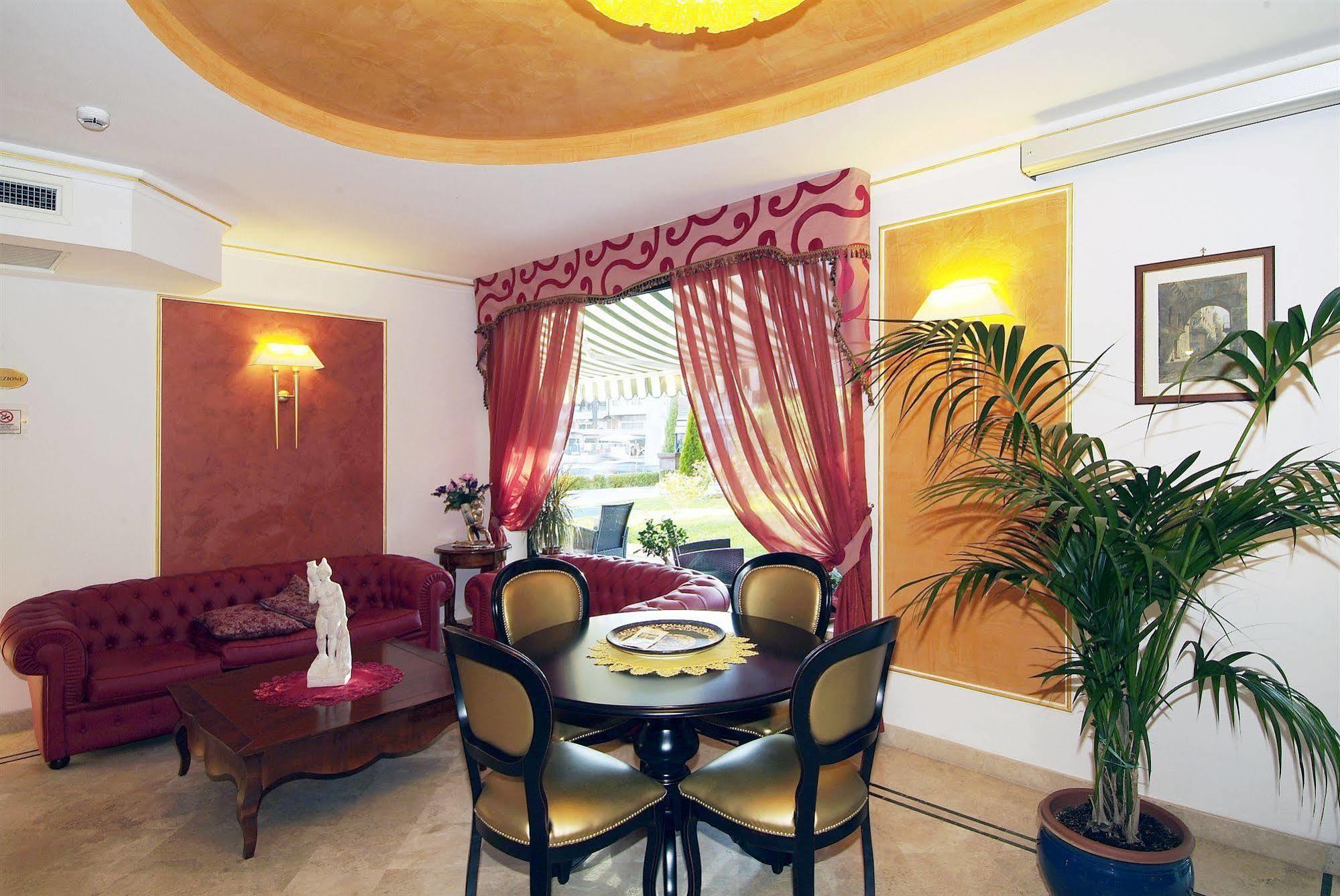 Fashion Hotel Valmontone Exterior photo