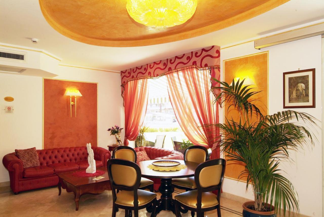 Fashion Hotel Valmontone Exterior photo